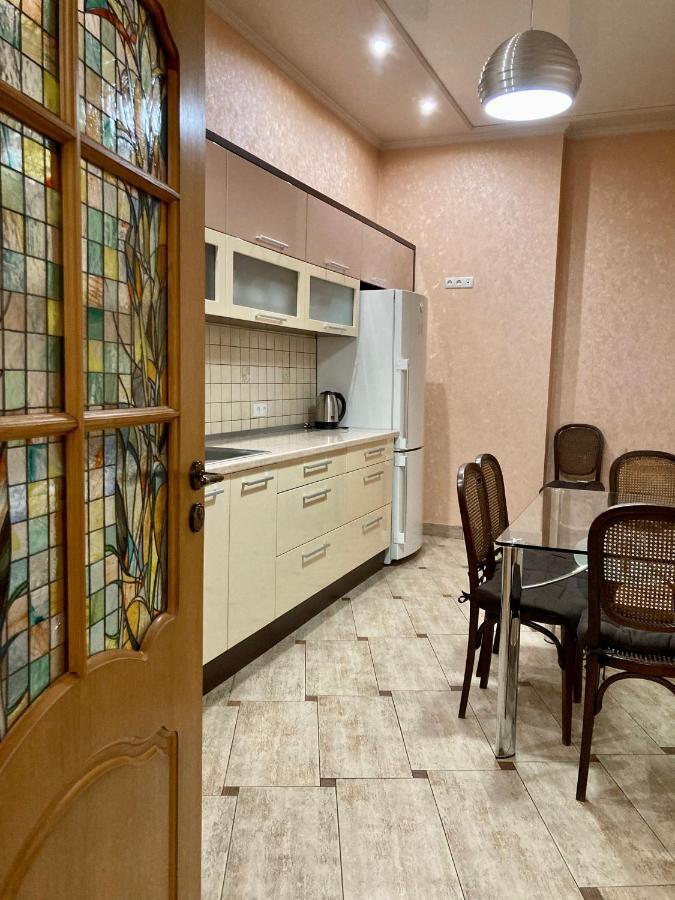 Large Apartment In The City Center Мукачеве Екстериор снимка
