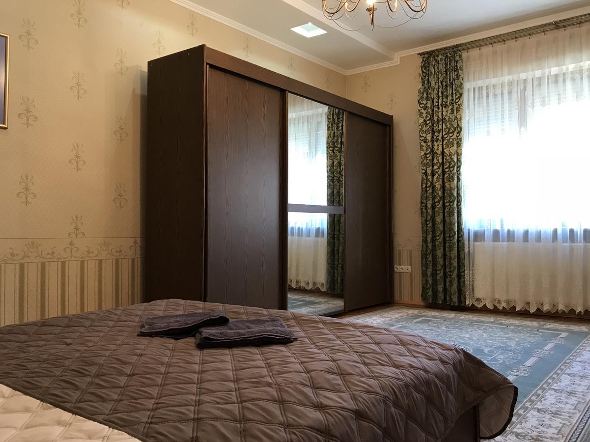 Large Apartment In The City Center Мукачеве Екстериор снимка