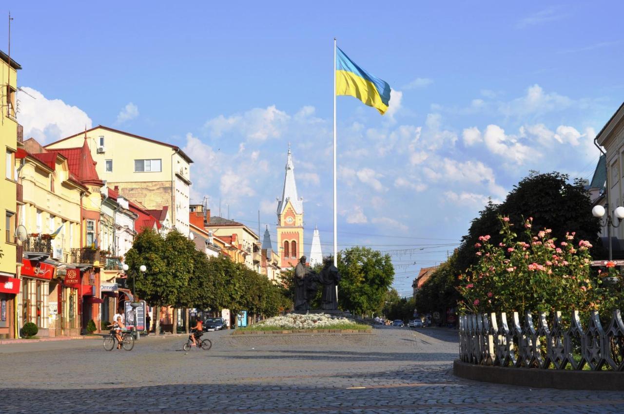 Large Apartment In The City Center Мукачеве Екстериор снимка